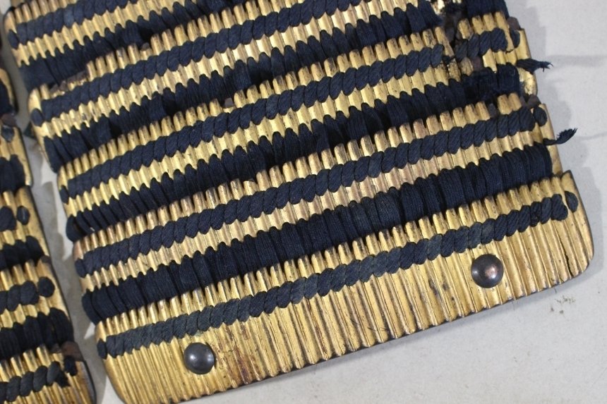 Harnas - Japan - Tapped Gold Kiritsuke Kozane Sode van Samurai Yoroi : E2-989 Edo Periode (1600-1868) #4.3