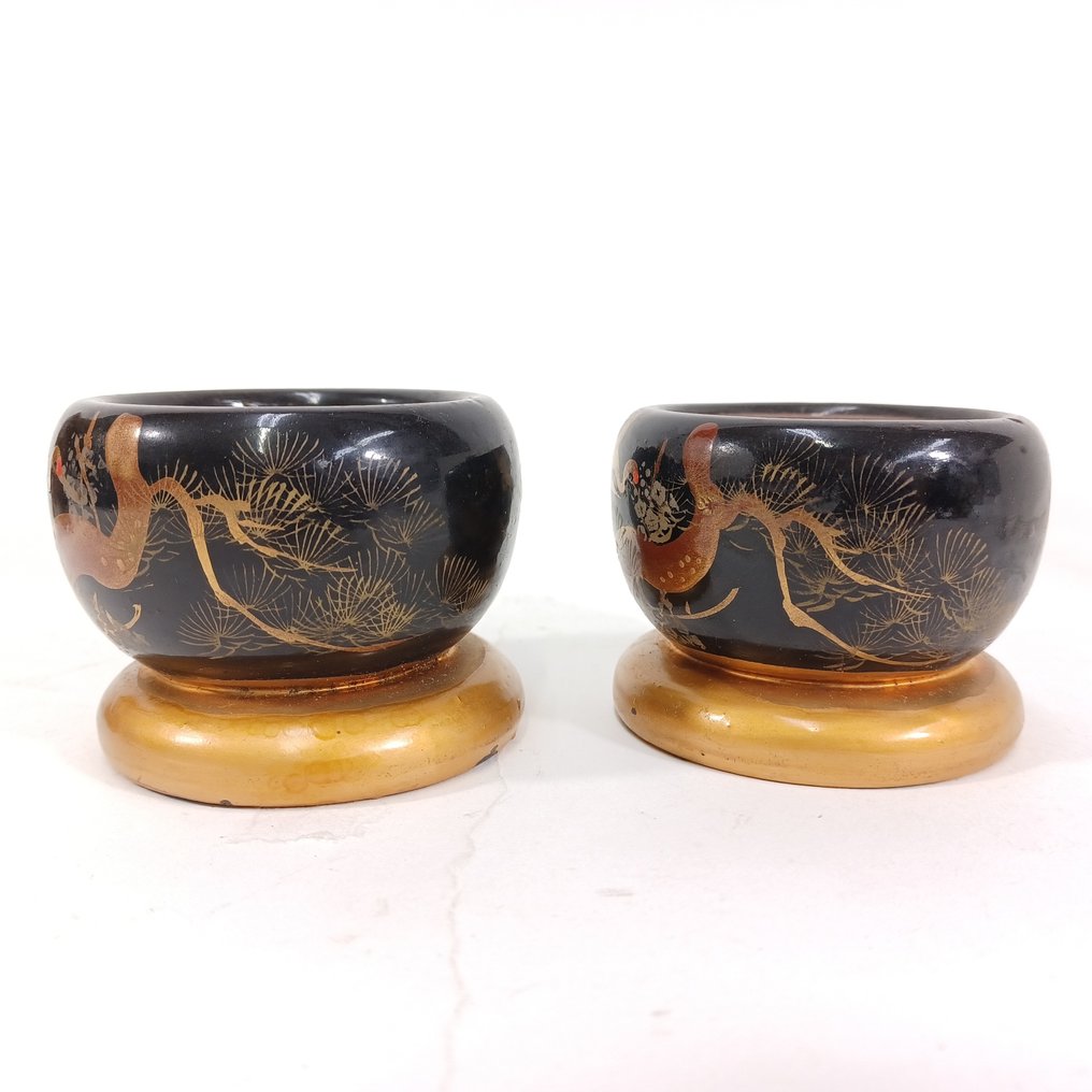 一对精美的日本迷你火炉,手绘的松竹梅与鹤,附原木底座。 - 陶瓷 - 日本 - 昭和年代(1926-1989) #2.1