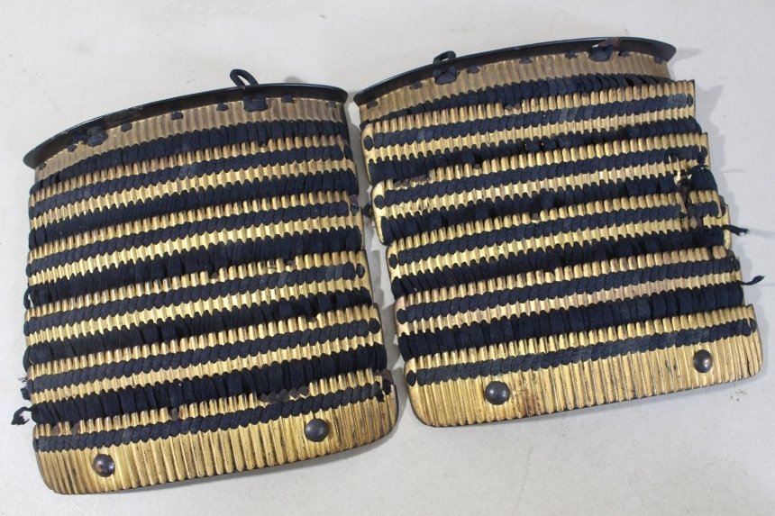 Harnas - Japan - Tapped Gold Kiritsuke Kozane Sode van Samurai Yoroi : E2-989 Edo Periode (1600-1868) #1.0