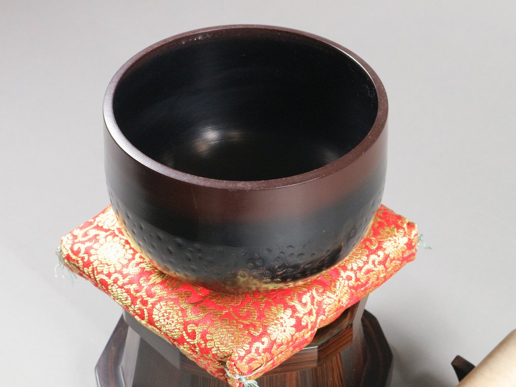 Buddhalaiset esineet - Orin Bell Σετ (5 τεμαχίων) – Βουδδιστικό κουδούνι τελετής με μαξιλάρι, βάση και χτυπητήρι - περίοδος Showa - Χωρίς ελάχιστη τιμή #1.0