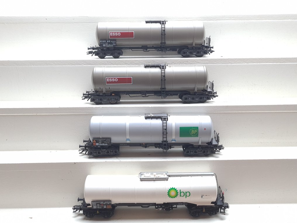 Märklin H0 - 4754/4758/47562 - Τρένο μοντελισμού μεταφοράς εμπορευμάτων (4) - 4x βυτιοφόρα Zans 'ESSO' και 'BP'. - DB #1.0