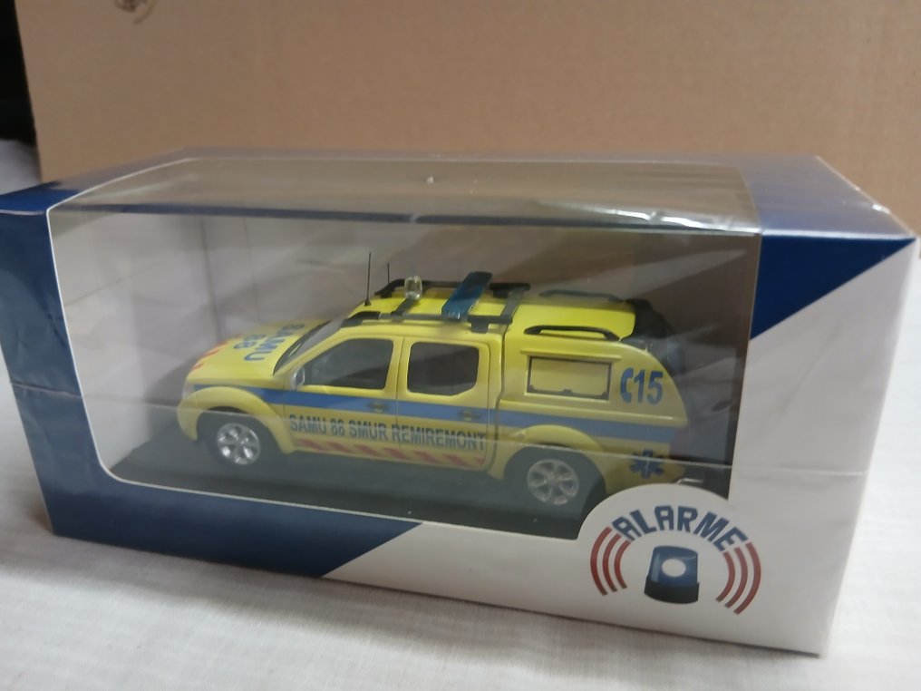1:43 - Modelauto - Nissan Navara double cabine SAMU 88 SMUR Remiremont #2.1