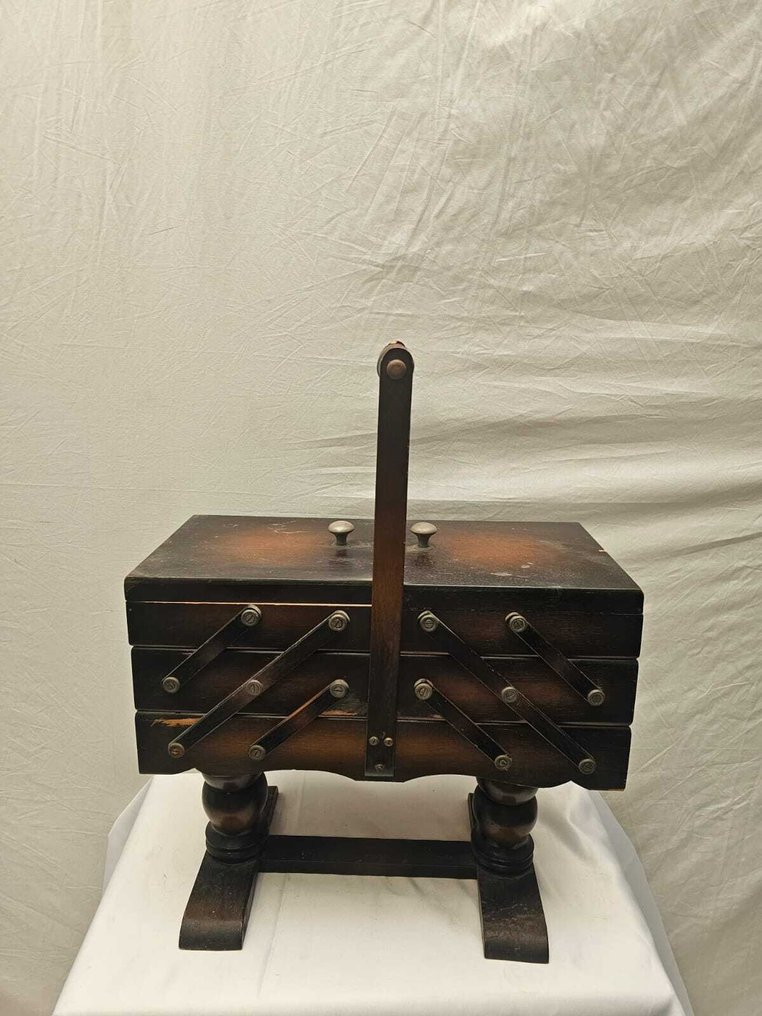 Κουτί ραπτικής - Αρχική κουτί ραπτικής σε πόδια σε αναδιπλούμενο σχεδιασμό. - Ξύλο #1.0