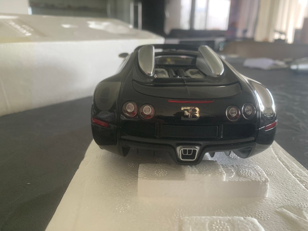 Minichamps 1:18 - Modelauto - Bugatti Veyron Grand Sport #2.1
