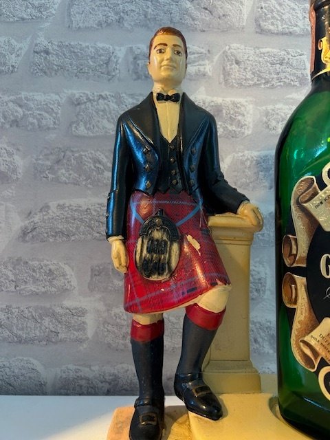 Glenfiddich Scotch Bottle Plinth - Señal - Yeso #1.0