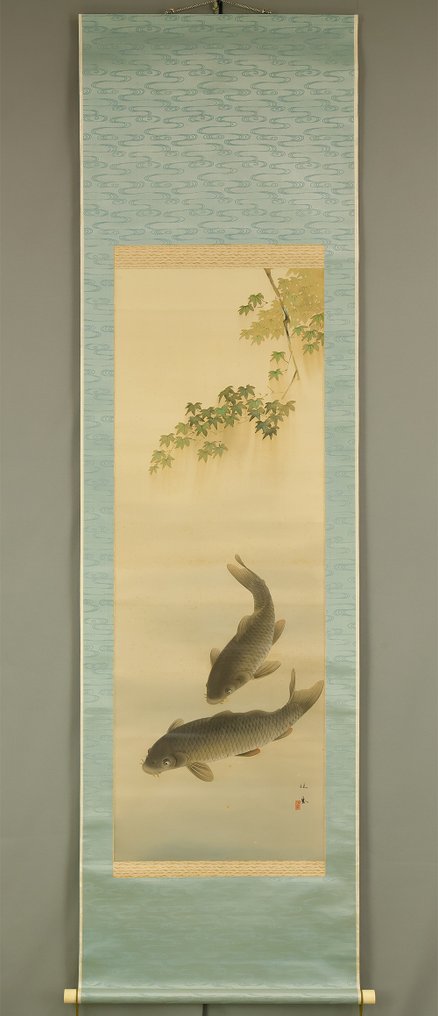 Two Swimming Carp under Maple Leaves with Box - Igami Yuho 伊賀上雄鳳 (1895-1948) - Japón  (Sin precio de reserva) #1.0