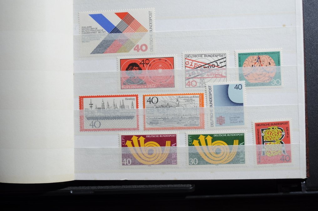 Κόσμος  - Αναζήτηση με διάφορες χώρες σε μια στοίβα από συλλεκτικά βιβλία και περιοδικά αποστολών. #3.2