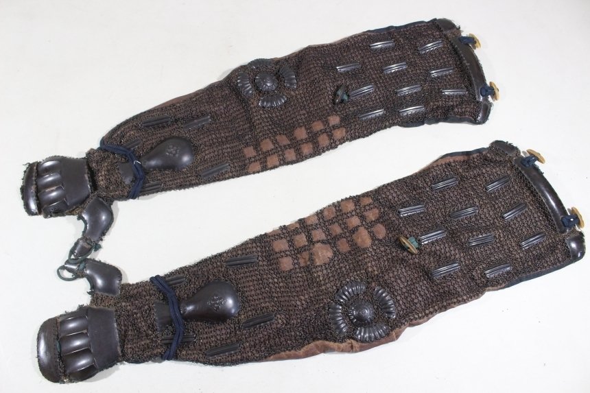 盔甲 - 日本 - 侍甲的铁黑铬涂覆护臂（袖子和护臂）：E3-140 Edo Period (1600-1868) #1.0