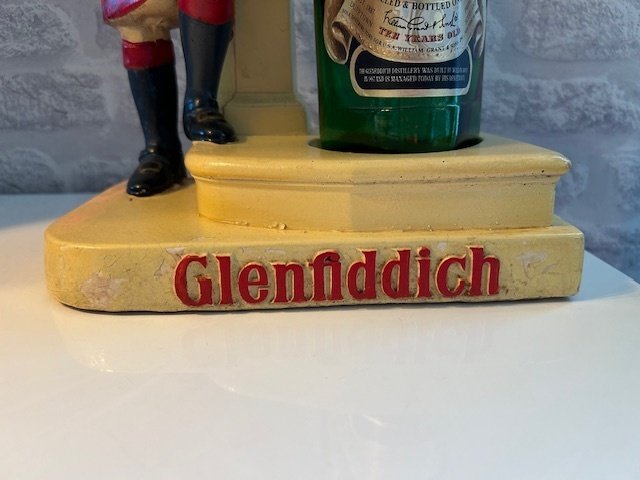 Glenfiddich Scotch Bottle Plinth - Señal - Yeso #2.1
