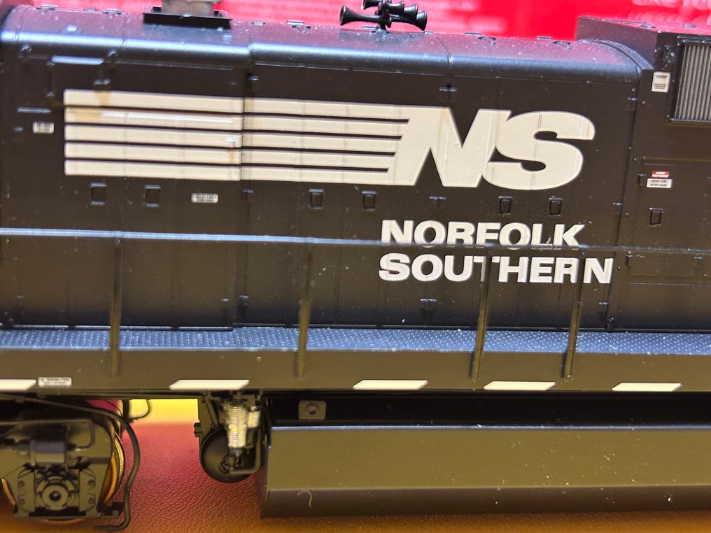 SCALETRAINS H0 - 39743 - 柴油電力混合火車 (1) - GE C39-8 - NS #2.1