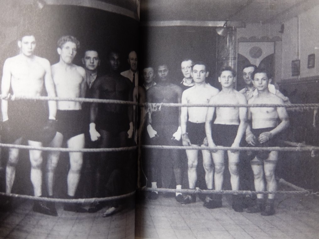 Signed, Carel van Hees - Eversteijn - Bokser Herenkapper 1949-1983 - 2011 #4.3