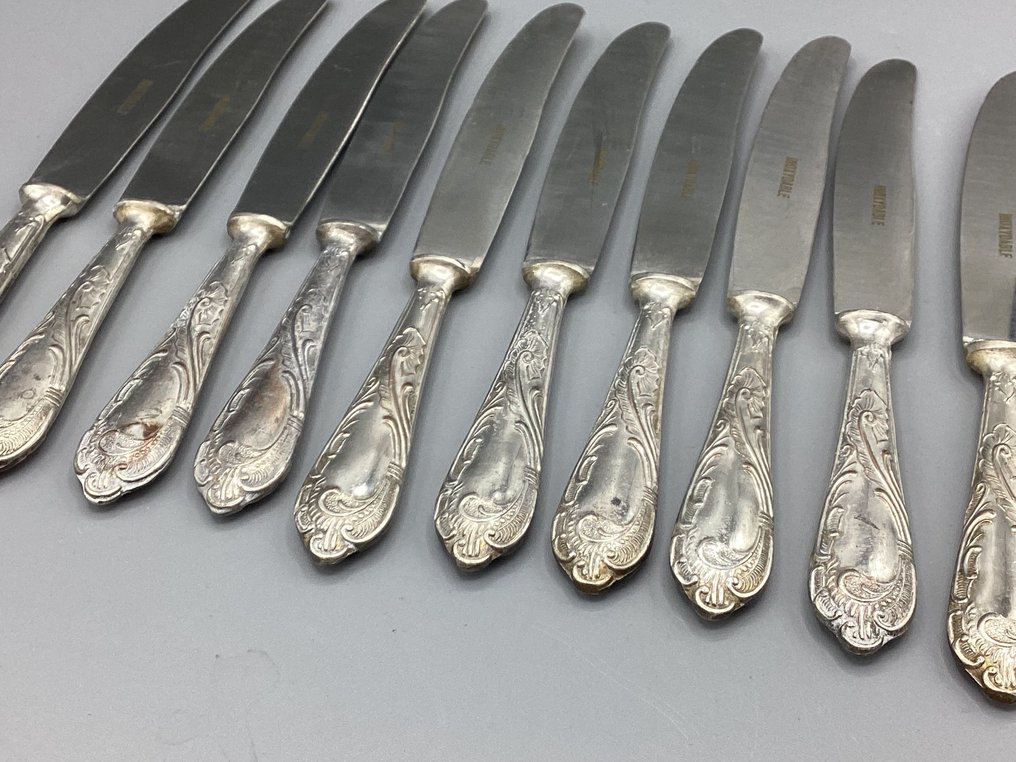 Manifattura Artigianale Italiana - Sheratonn Argenterie - Design anni ’60 con motivi ornamentali e volute - Ménagère (60) - Ensemble complet de vaisselle plaqué en argent 800, marque authentique italienne. - Plaqué(e) argent - Cesellatura Neoclassica #4.3