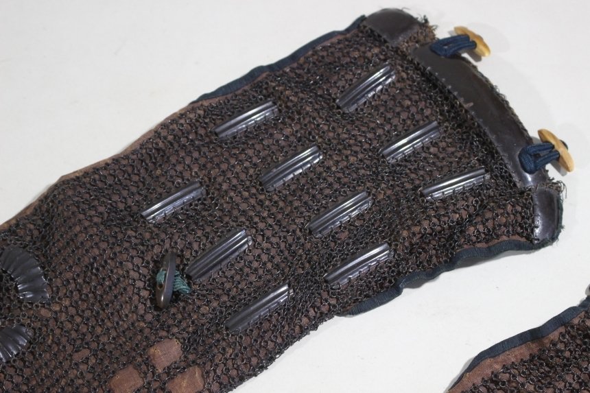 盔甲 - 日本 - 侍甲的铁黑铬涂覆护臂（袖子和护臂）：E3-140 Edo Period (1600-1868) #1.0