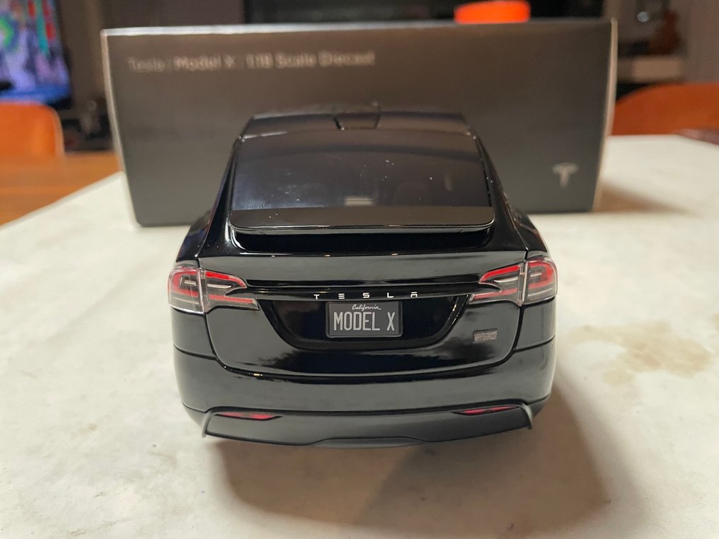 Tesla Dealer Edition 1:18 - Pienoismalliauto - Tesla Model X #3.2