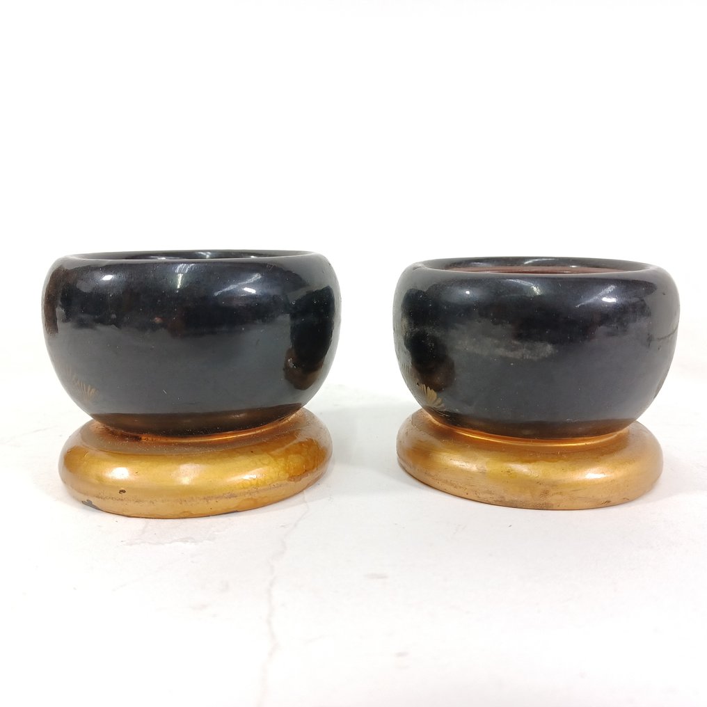 一对精美的日本迷你火炉,手绘的松竹梅与鹤,附原木底座。 - 陶瓷 - 日本 - 昭和年代(1926-1989) #3.2