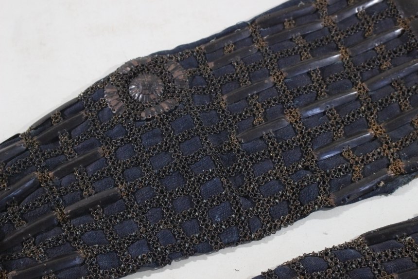 Harnas - Japan - Tetsu Kurourushinuri Koshino Kote van Samurai Yoroi : E3-88 Edo Periode (1600-1868) #2.1