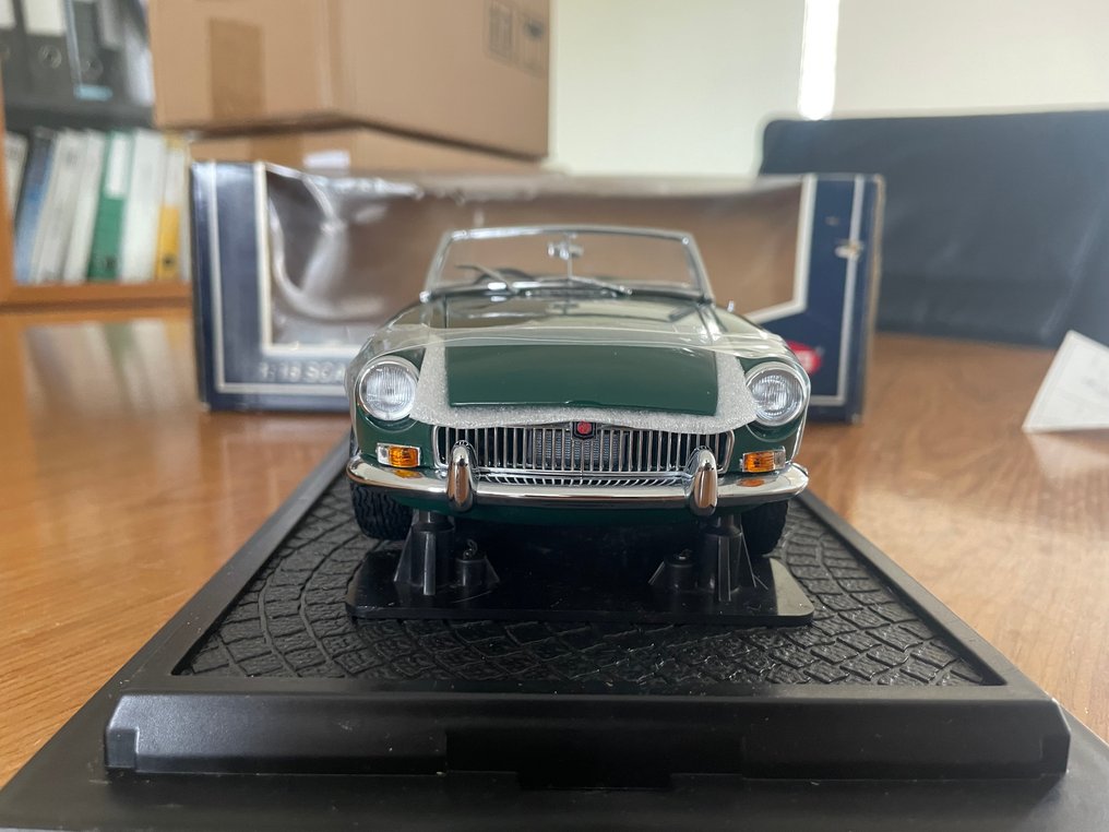 Kyosho 1:18 - Coche a escala - MGB MkI #1.0