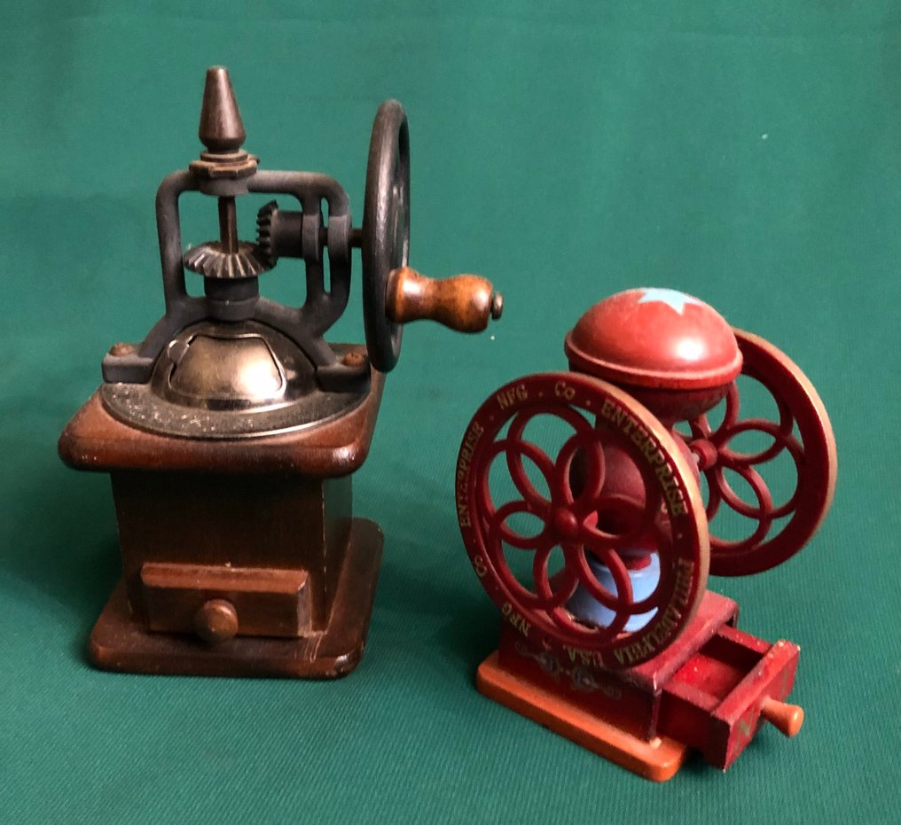 Μύλος καφέ (2) -  Ένα ζευγάρι μινιατούρες, διακοσμητικοί, κοπτήρες καφέ. Ένας από αυτούς διαφημίζεται από την NFG & Co - Χάλυβας, Ξύλο, Πλαστικό #1.0