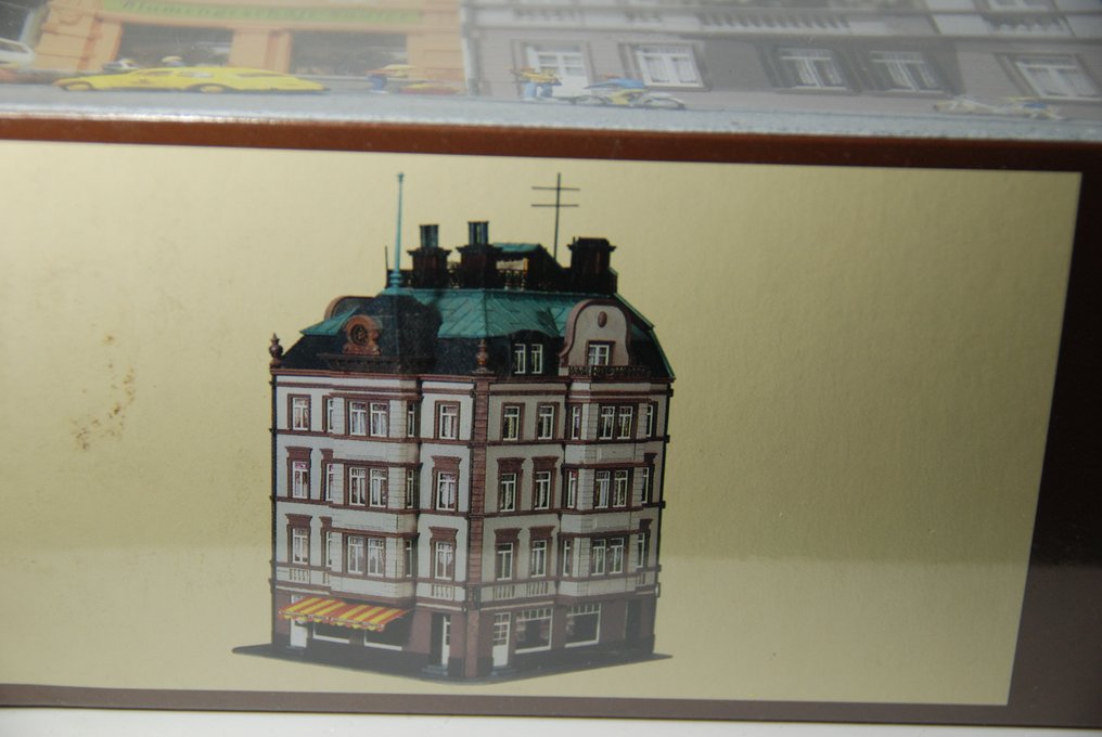 Faller H0 - 130918 - Τοπίο τρένου μοντελισμού (566) - Σετ κατασκευής περιέχει 566 πλαστικά μέρη· κλίμακα H0· όνομα μοντέλου Goethestraße 88 #2.1