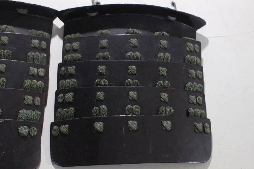 Armure - Japon - Tetsu Kurourushinuri Okegawa Nimaido avec 5 Dan Ita Sode de Samurai Yoroi : E3-85 Période Edo (1600–1868) #4.3