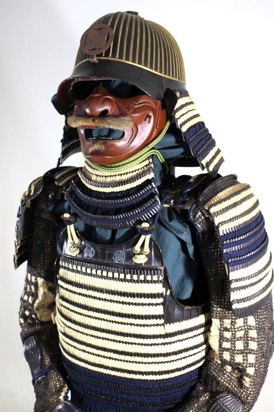 盔甲 - 日本 - 铁黑铸造的本革金属白色糸织腰当,铠甲/盔甲配有判决纸: 江戶時代中期 #2.1