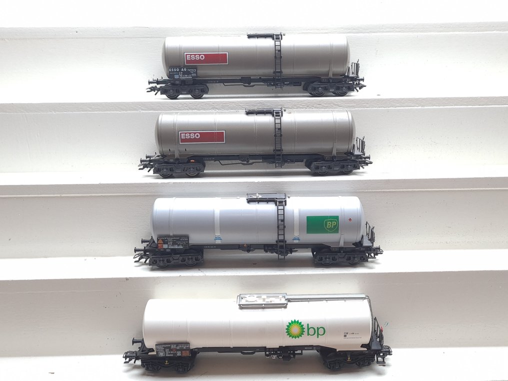 Märklin H0 - 4754/4758/47562 - Τρένο μοντελισμού μεταφοράς εμπορευμάτων (4) - 4x βυτιοφόρα Zans 'ESSO' και 'BP'. - DB #2.1