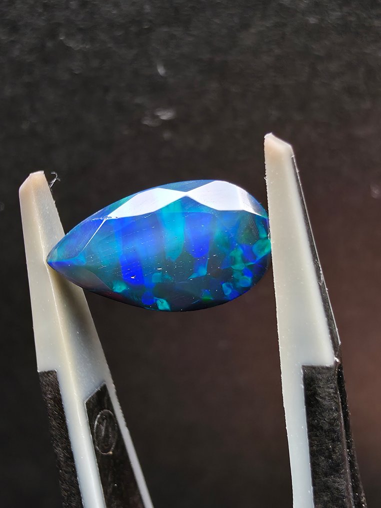 1.53克拉黑色欧泊 多面 - 高度: 12.8 mm - 闊度: 6.7 mm- 0.31 g #1.0