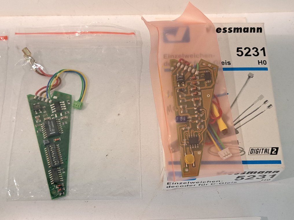 Viessmann H0 - 5231/5 - Model train tracks (4) - 3x decoder for switch and 1x decoder for 3-way switch. #2.1