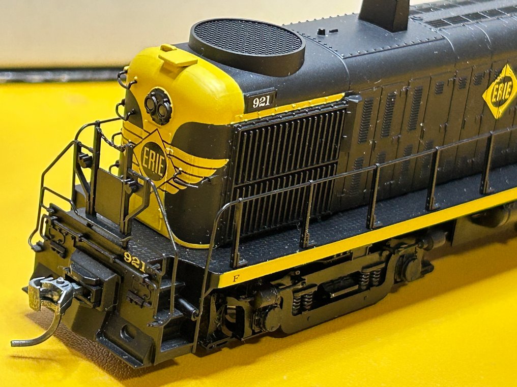Atlas H0轨 - MRPO-921 - 柴油电力机车 (1) - ALCO RS-3 - Erie #2.1