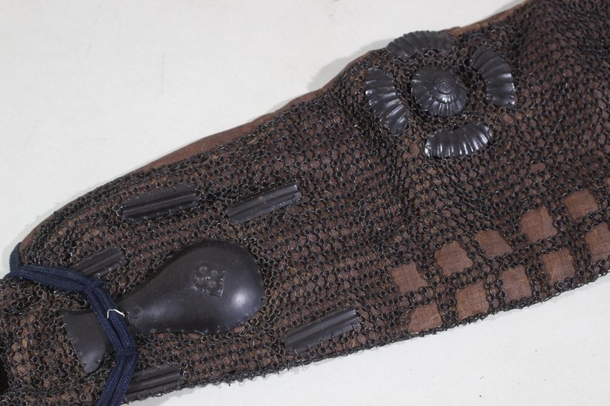 盔甲 - 日本 - 侍甲的铁黑铬涂覆护臂（袖子和护臂）：E3-140 Edo Period (1600-1868) #2.1