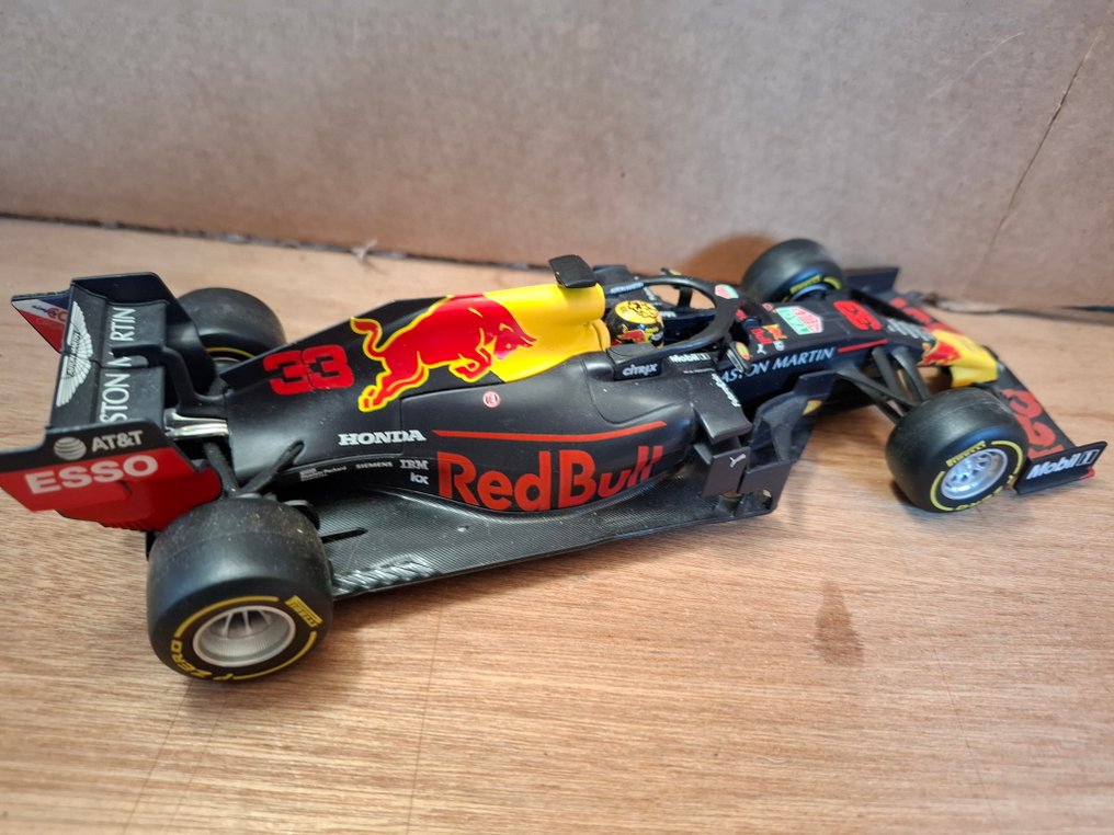 Bburago 1:24 - Model car  (5) - Red Bull Racing - RB15//RB16b/RB18/RB19 - Max Verstappen Seizoen 2019/21/22/23 - Verstappen rider's card with printed signature from Fan Shop #3.2