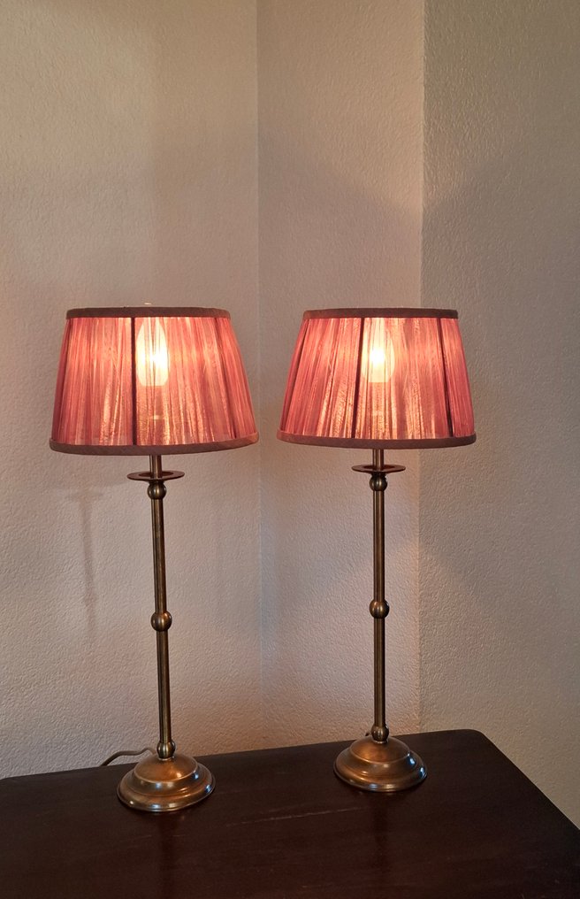 AMEDI - Bordslampa (2) - Mässing - Inkluderande kap #3.2