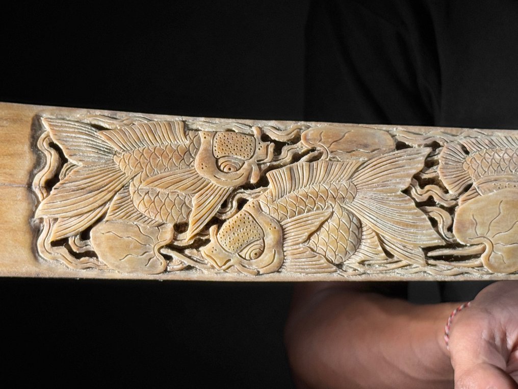 无底价 - 精美的大型细节丰富、风化雕刻的剑鱼牙骨 - 锦鲤鱼图案 吻突 - Xiphias Gladius - 13 cm - 82 cm - 6 cm- 非《濒危物种公约》物种 - (1) #4.3