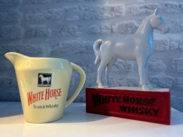白马苏格兰威士忌雕像与水壶 - 標誌 - 陶器 #1.0