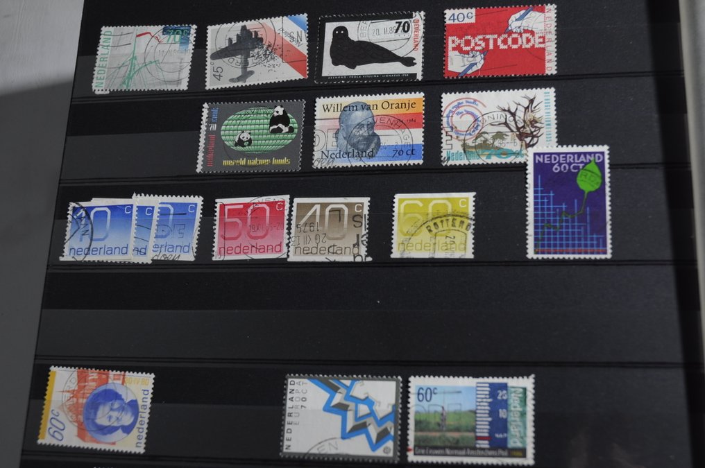 荷兰  - 豪华相册中的收藏，以及多样的库存册，包含许多未使用的邮票（228张照片）。 #2.1
