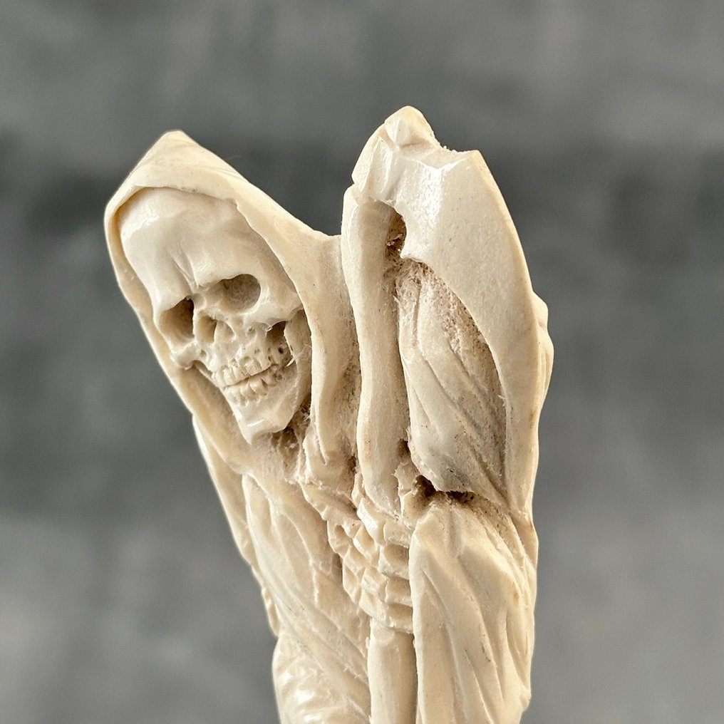 Utskjæring, NO RESERVE PRICE - Stunning grim reaper carving from deer antler on a custom stand - 19 cm - Elggevir - 2025 #1.0