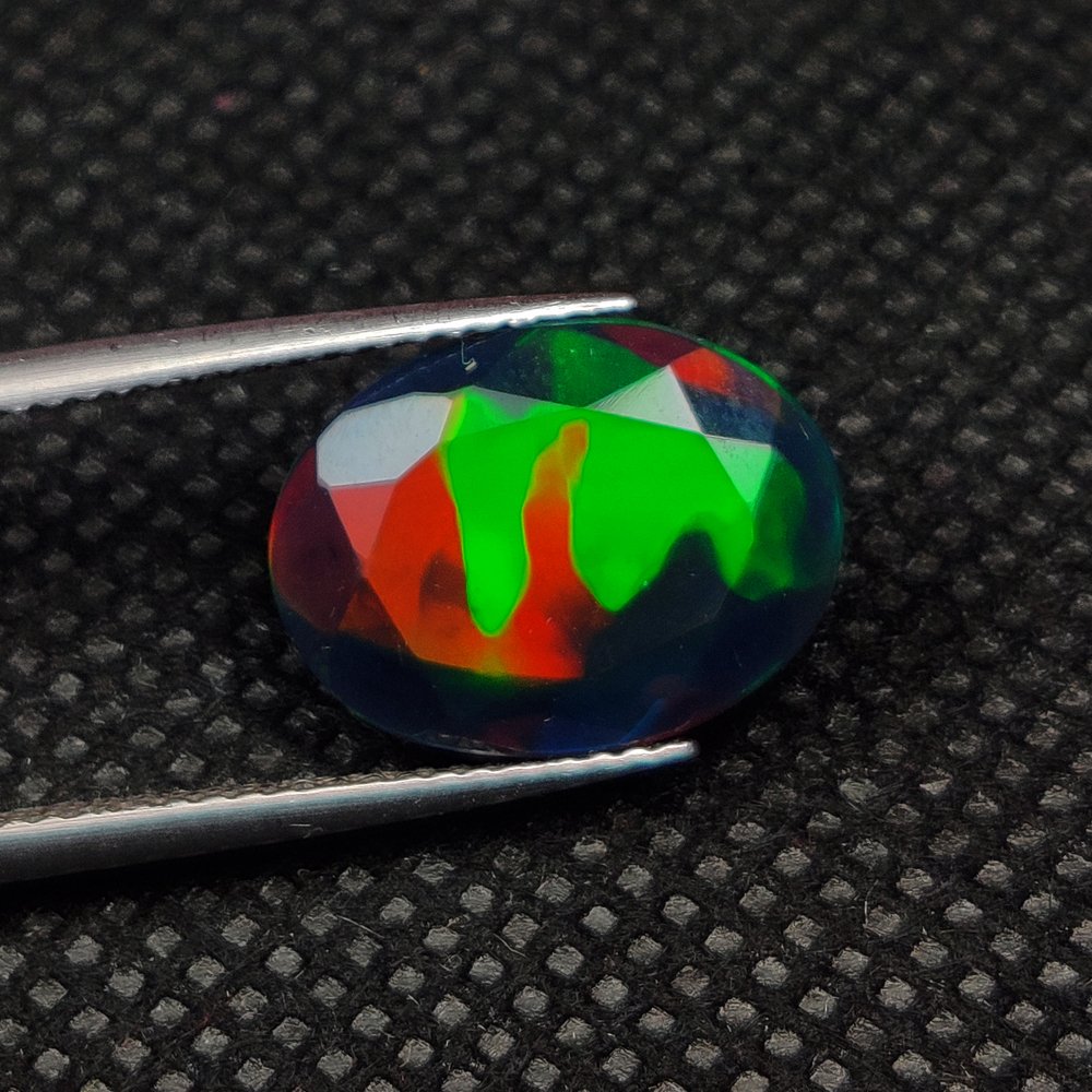 *无底价* 3.58 克拉天然黑火彩蛋光-色彩最佳展示 切 - 高度: 14.1 mm - 闊度: 10.6 mm- 0.71 g - (1) #1.0