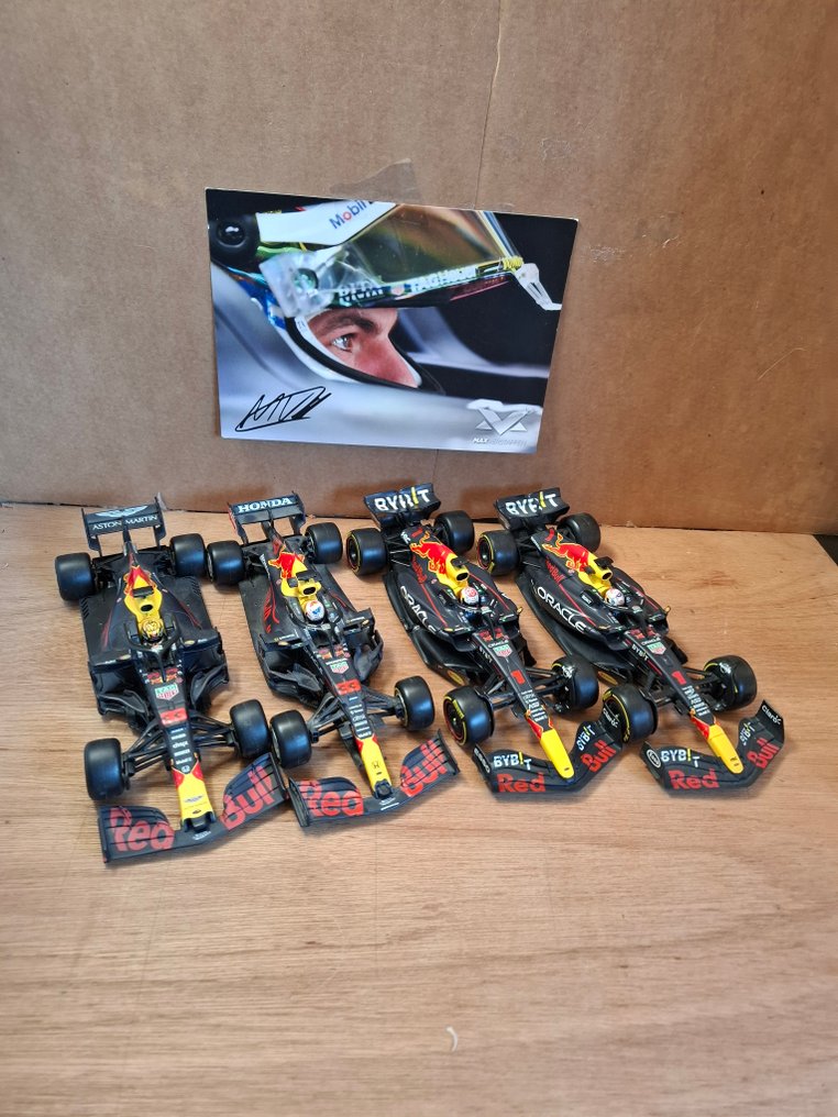 Bburago 1:24 - Model car  (5) - Red Bull Racing - RB15//RB16b/RB18/RB19 - Max Verstappen Seizoen 2019/21/22/23 - Verstappen rider's card with printed signature from Fan Shop #1.0