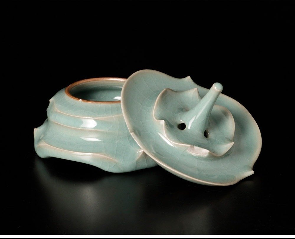 精致的青瓷香炉，带有丰富的裂纹 - 陶瓷 - 浦口雅行 Uraguchi Masayuki (1964-) - 日本 - 1900-2000 #1.0