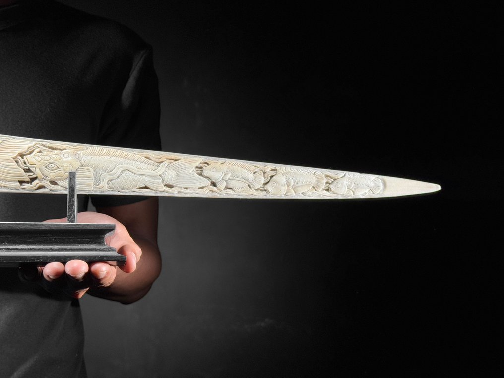 无底价 - 精美的大型细节丰富、风化雕刻的剑鱼牙骨 - 锦鲤鱼图案 吻突 - Xiphias Gladius - 13 cm - 82 cm - 6 cm- 非《濒危物种公约》物种 - (1) #3.2