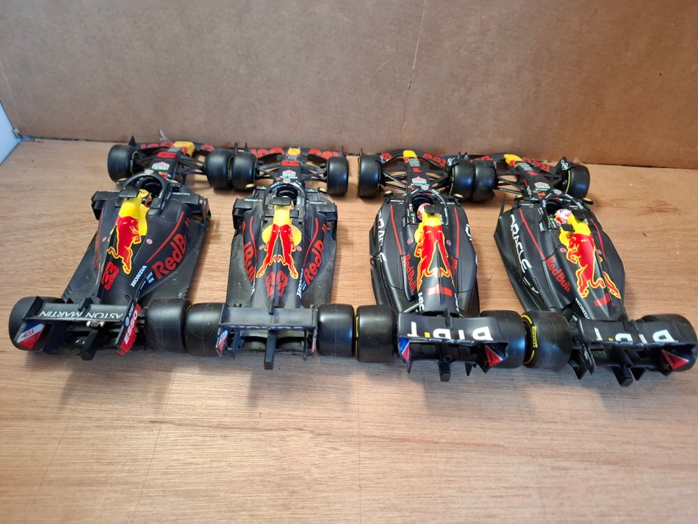 Bburago 1:24 - Model car  (5) - Red Bull Racing - RB15//RB16b/RB18/RB19 - Max Verstappen Seizoen 2019/21/22/23 - Verstappen rider's card with printed signature from Fan Shop #1.0