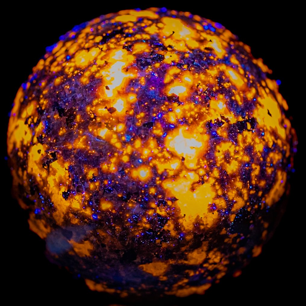 Fine polished Yooperlite sphere - Height: 7.7 cm - Width: 7.7 cm- 608 g #1.0