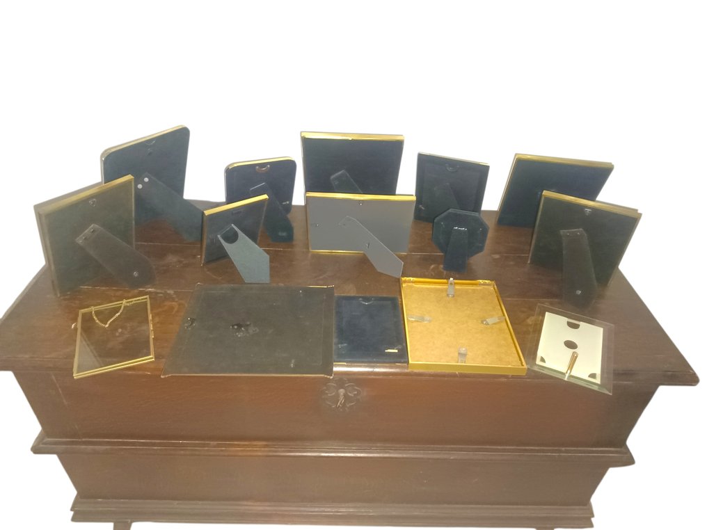 Γυάλινη βιτρίνα (15) - Gilt brass, Χυτός ορείχαλκος, Ορείχαλκος, Alloy - . Χαλκός. Χρυσό μέταλλο. Ξύλο. #1.0