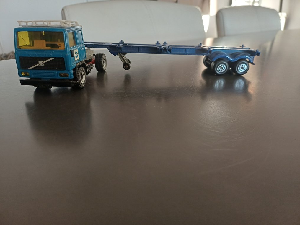 Siku 1:64 - LKW-Modell - Volvo vrachtwagen met containerchassis #1.0