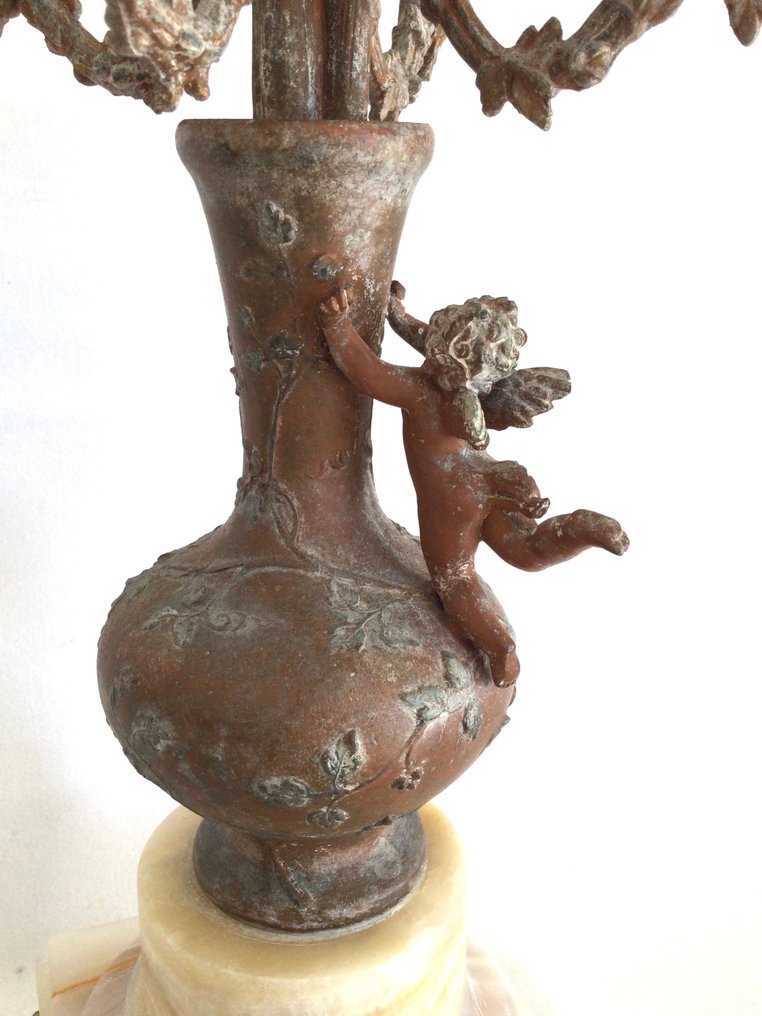 Antieke tafelkandelaar met végétale rocaille versieringen & Cherubijntje - Soporte para velas - patinado en zamac y mármol, finales del siglo XIX en Francia #3.2