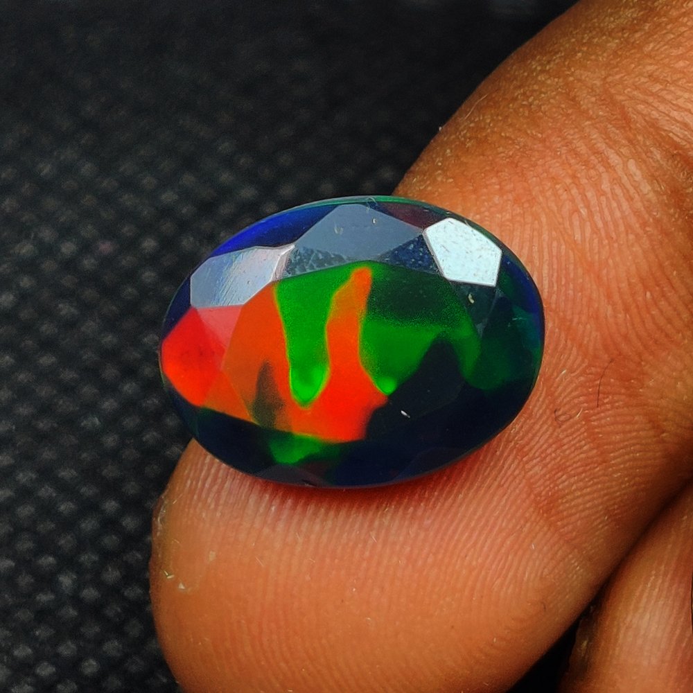 *无底价* 3.58 克拉天然黑火彩蛋光-色彩最佳展示 切 - 高度: 14.1 mm - 闊度: 10.6 mm- 0.71 g - (1) #2.1