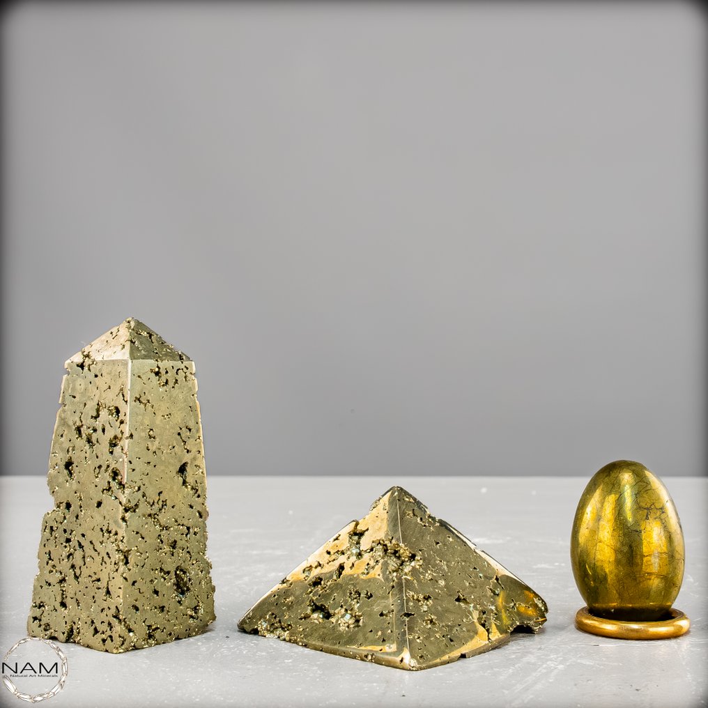 独家 Pyrit 套装 Ei/Chalkopyrit、金字塔和方尖碑,呈现出耀眼的金色光泽。- 470.77 g - (3) #2.1