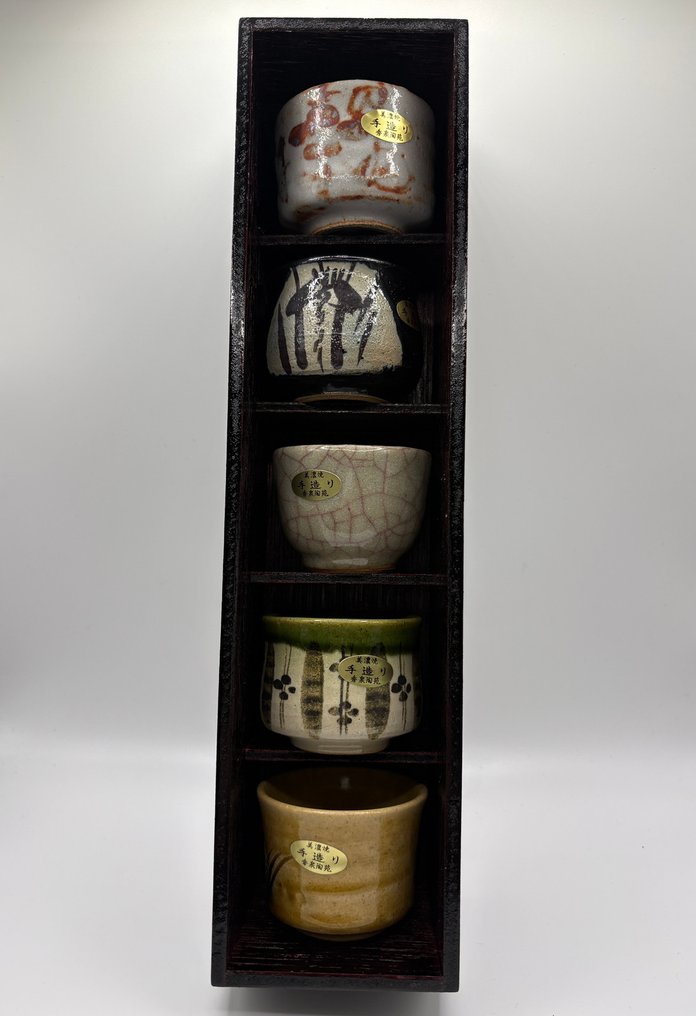 Λεπτοκατασκευασμένη συλλογή από 5 ιαπωνικά φλυτζάνια τσαγιού (Guinomi / Ochoko). - Πορσελάνη - Ιαπωνία - 21ος αιώνας #1.0