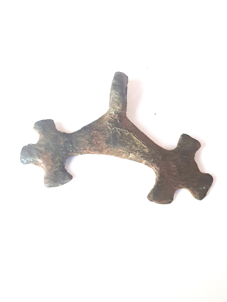 Μεσαιωνική Μπρούντζος Σπάνια μπρούτζινη λούνουλα με σταυρούς, Πρώιμη Μεσαιωνική Περίοδος, 8ος–9ος αιώνας μ.Χ. - 22 mm (χωρίς τιμή ασφαλείας) #4.3