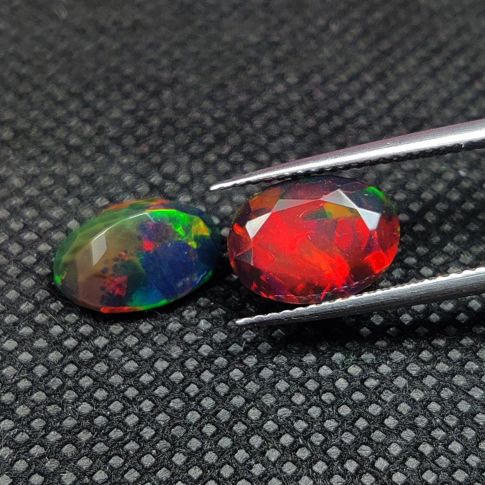 无底价 4.18 克拉天然黑火彩蛋白石 - 极佳的色彩表现 切 - 闊度: 8.2 mm- 0.83 g - (2) #3.2